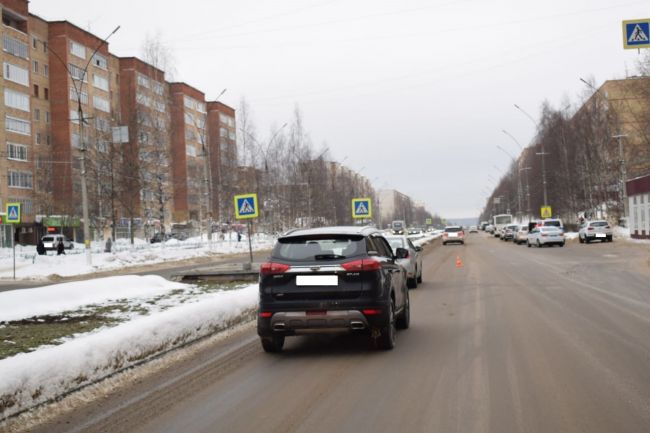 В Ухте напротив дома 28 по пр-ту Ленина водитель Mercedes-Benz сбила пешехода